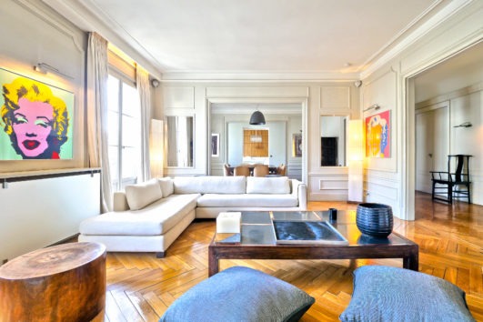 Au coeur du quartier de l’OCDE, un appartement Paris 16, entièrement rénové par architecte de renom situé au 4ème étage d’un très bel immeuble ancien.